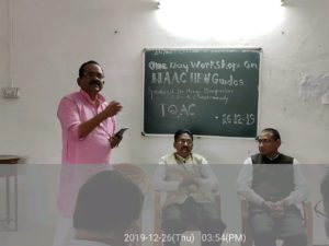 डॉ. बनपूरकर सर मार्गदर्शन करताना